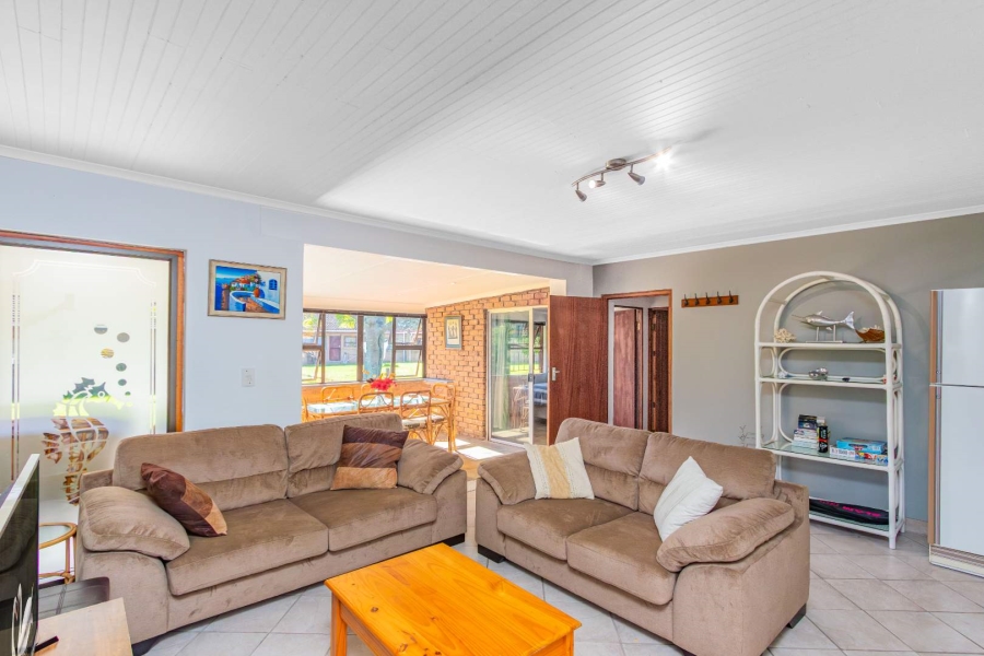 To Let 4 Bedroom Property for Rent in Brenton On Lake Western Cape